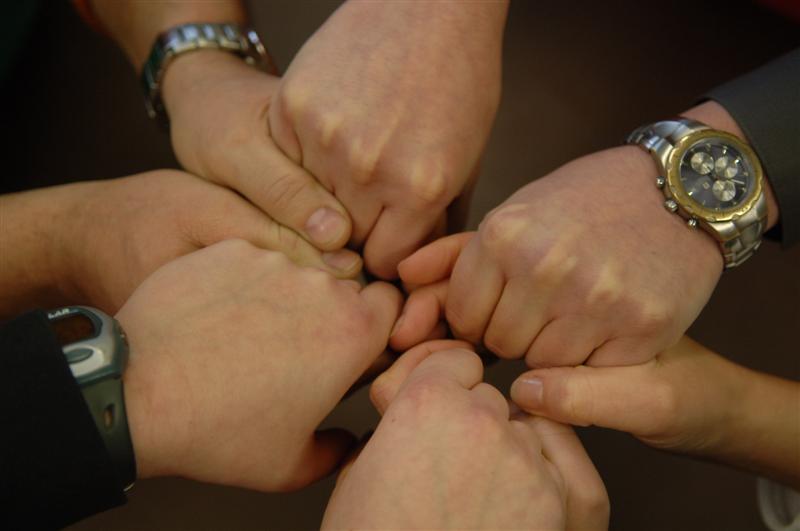 Hände, die einander berühren.