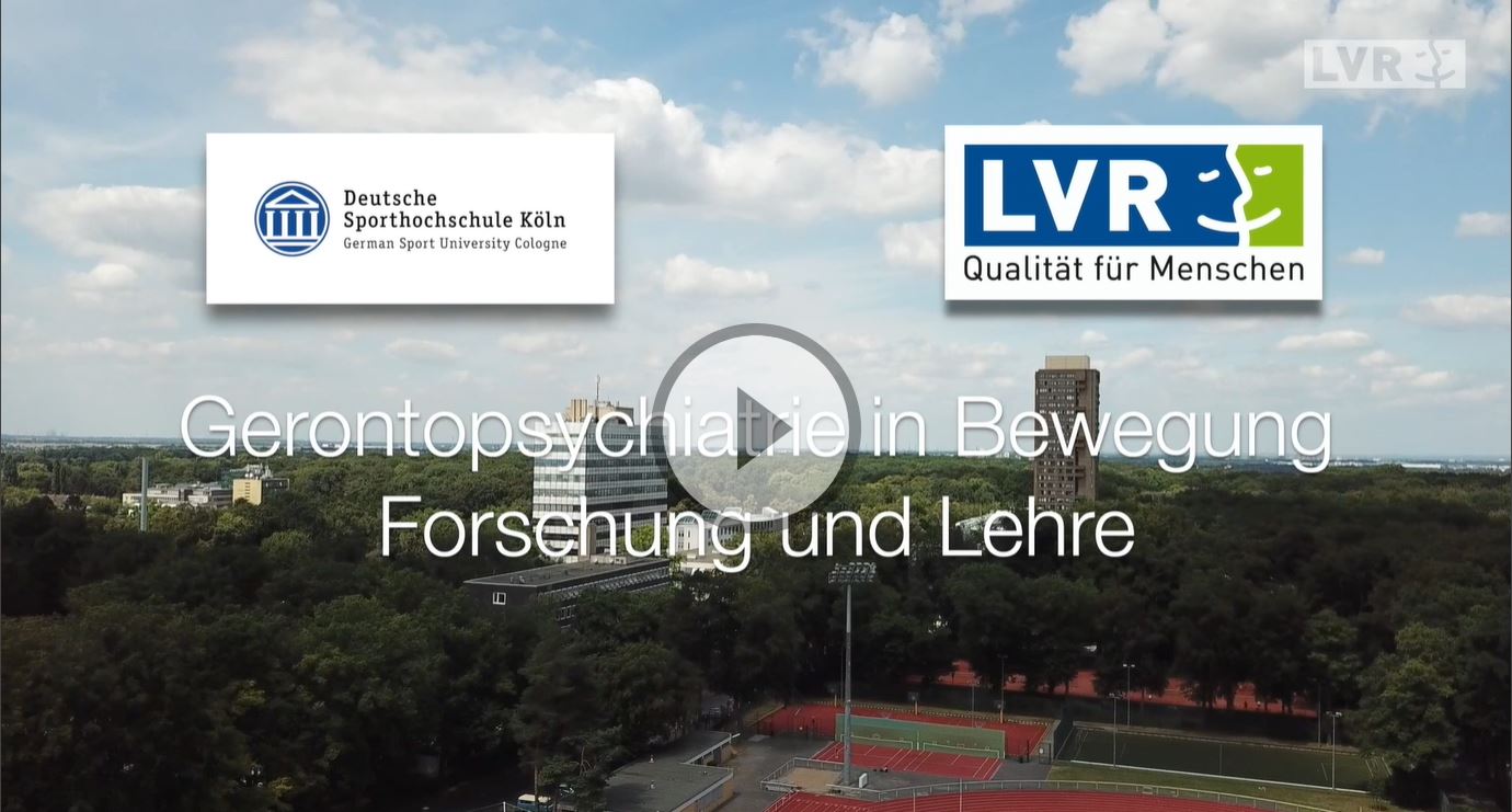 Panoramabild Blick auf einen Sportplatz udn Gebäude in der Ferne