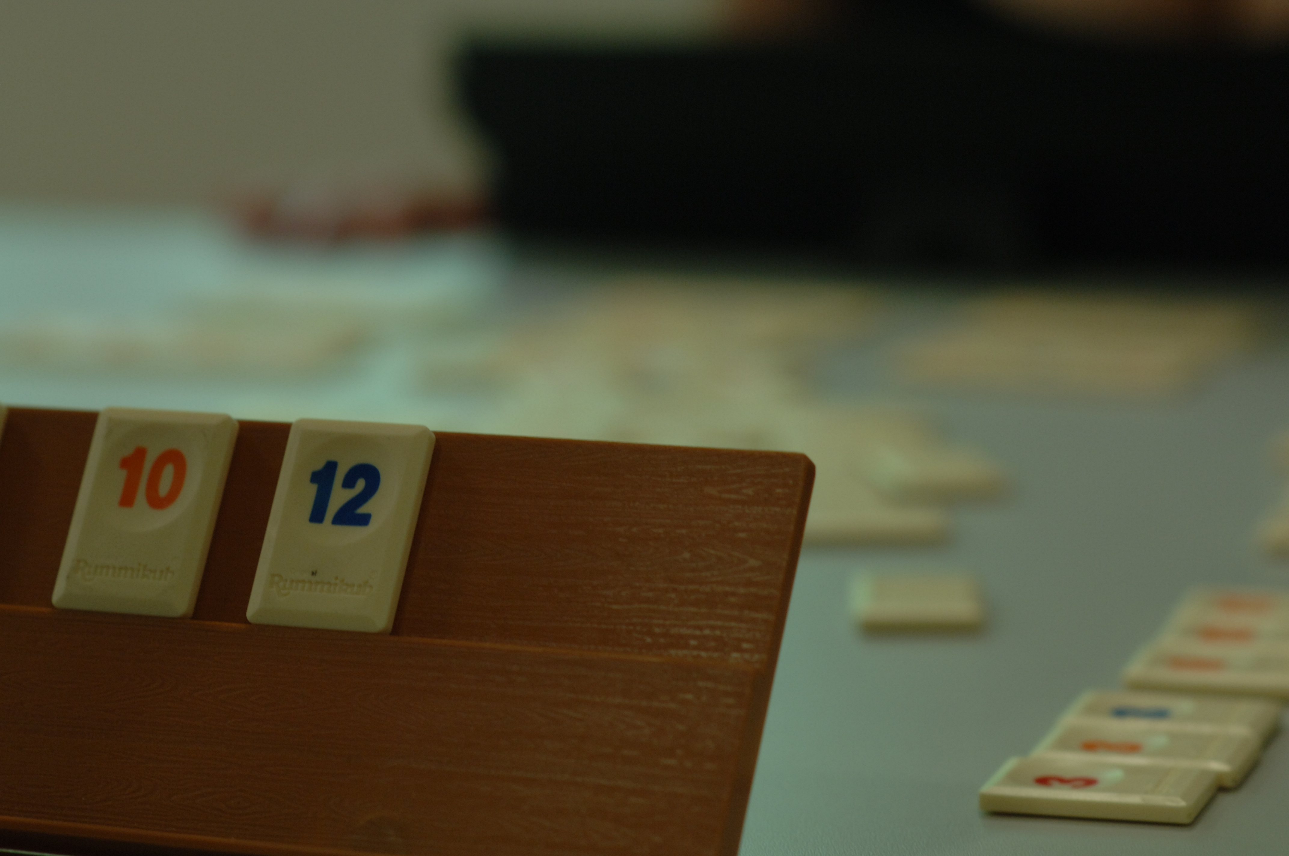 Blick auf die Spielsteine eines Rummy-Cup-Spiels