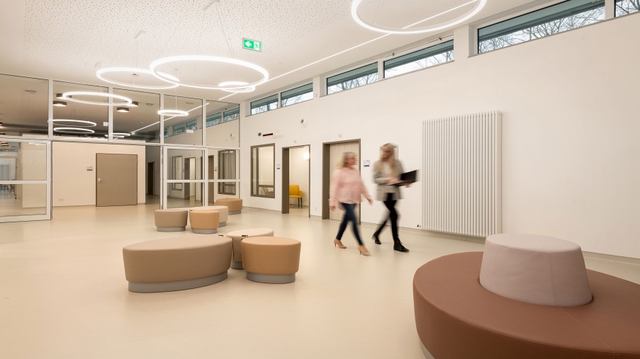 Zwei Frauen gehen über den Stationsflur