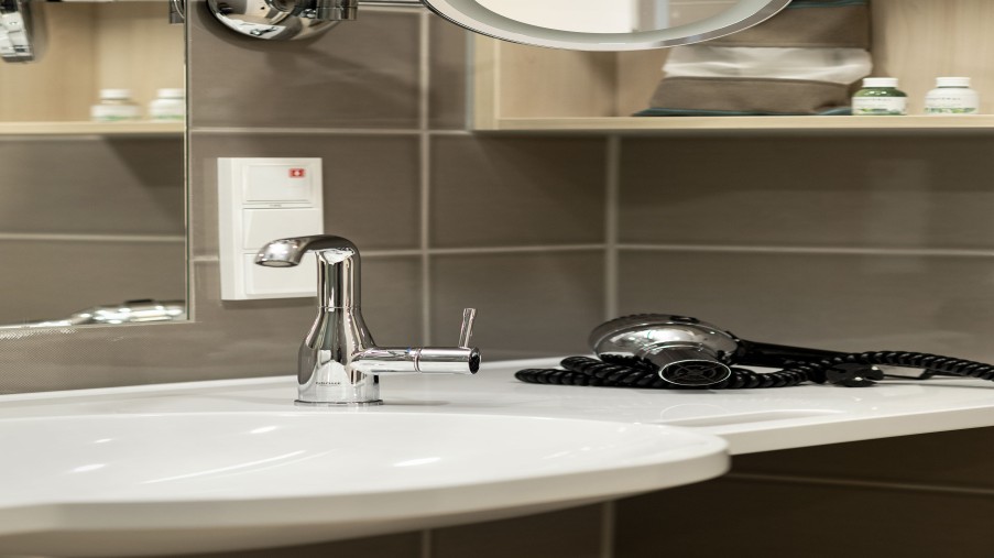 Bilck in Badezimmer; Waschbecken mit Fön