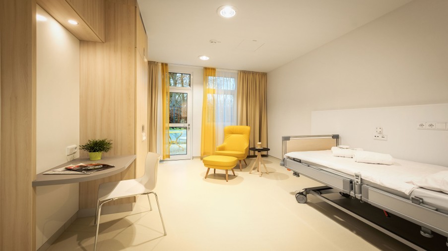 Patientenzimmer. Einzelzimmer mit Bett und Sessel